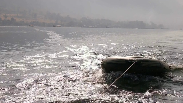 一艘船在泰国曼谷海岸附近的海上漂浮视频素材