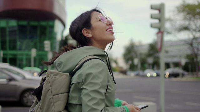 年轻漂亮的女孩在陌生的城市里四处张望。视频素材