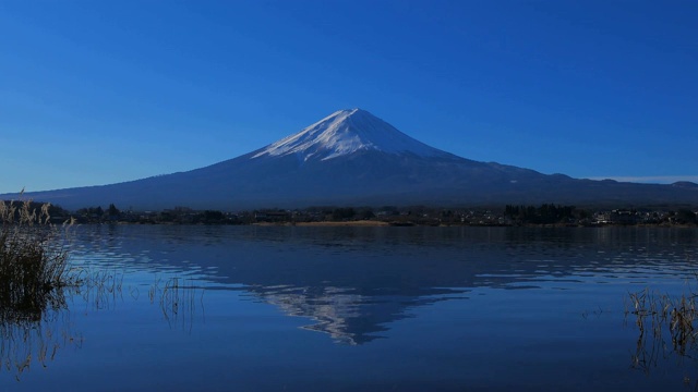 河口湖からの青空快晴の富士山　2018/12/19视频素材