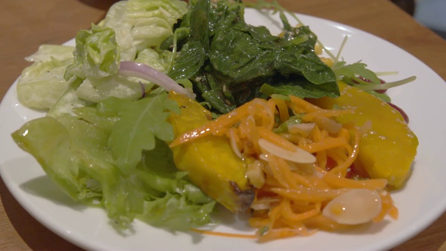 4k的混合新鲜蔬菜沙拉视频素材