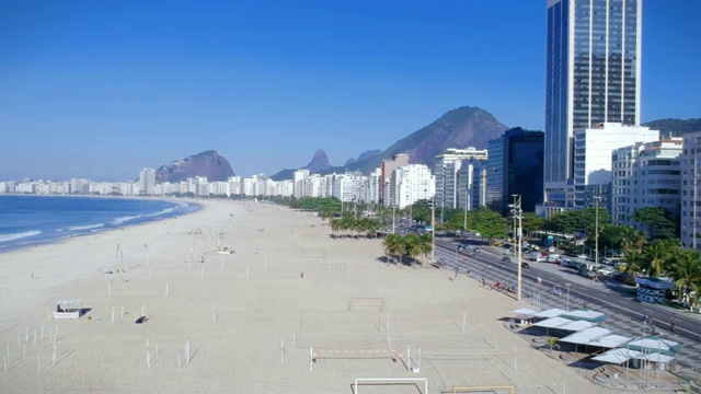 鸟瞰图科卡巴纳海滩在城市的里约热内卢de Janeiro -巴西。视频素材