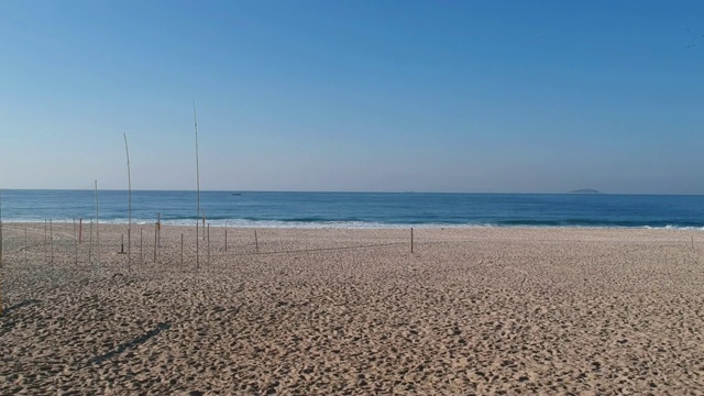 空无一人的海滩。以低的高度和速度飞向大海。视频下载