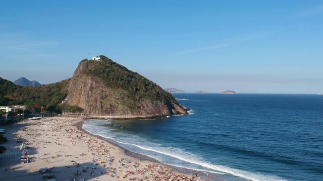 鸟瞰图科卡巴纳海滩在城市的里约热内卢de Janeiro -巴西。视频素材