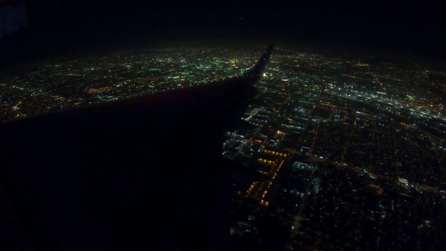 飞机在洛杉矶上空的夜间飞行4k视频素材