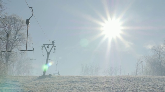 滑雪胜地下雪准备下一季慢倾斜4K 2160p 30fps超高清视频-太阳照耀在山上准备滑雪4K 3840X2160超高清镜头视频素材