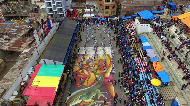奥鲁罗村狂欢节游行鸟瞰图视频素材