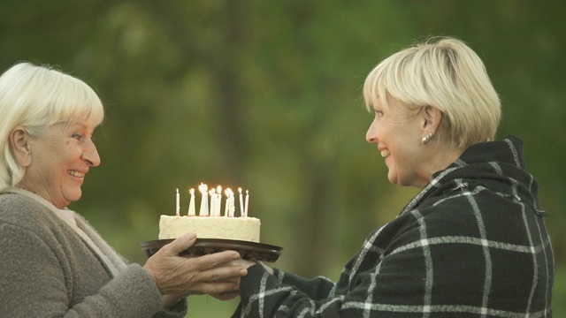 有趣的蛋糕笑话，快乐的女上司祝贺女性朋友生日视频素材