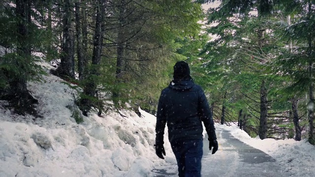 《雪天路上的男人》视频素材