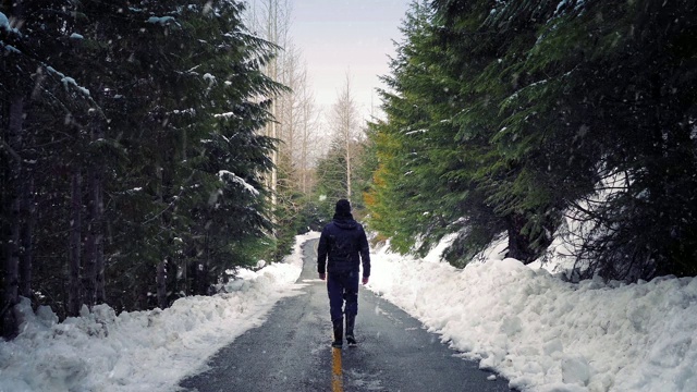 一个人走在下雪的路上视频素材