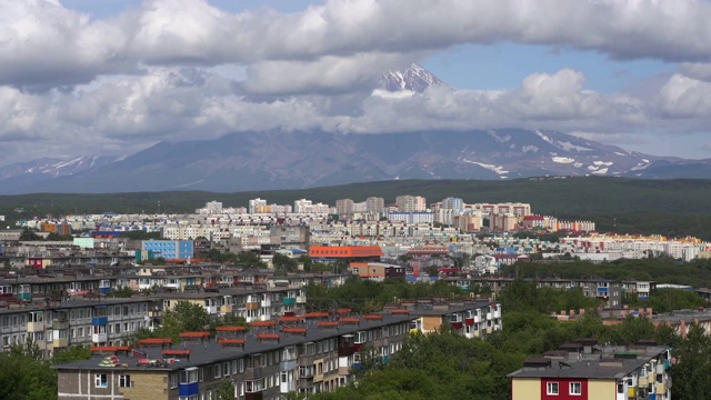 阳光明媚的夏季城市景观背景火山云漂浮在天空视频素材