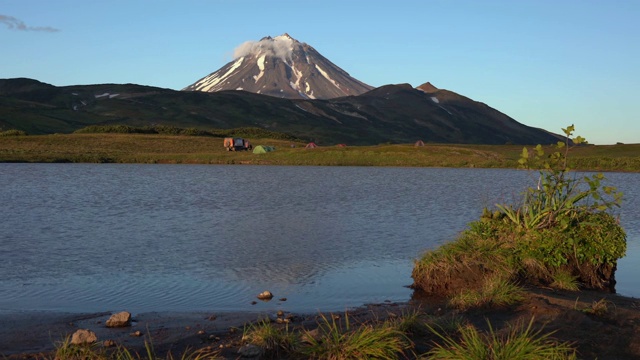 日落时令人惊叹的火山景观:高山在高山湖的反射视频素材