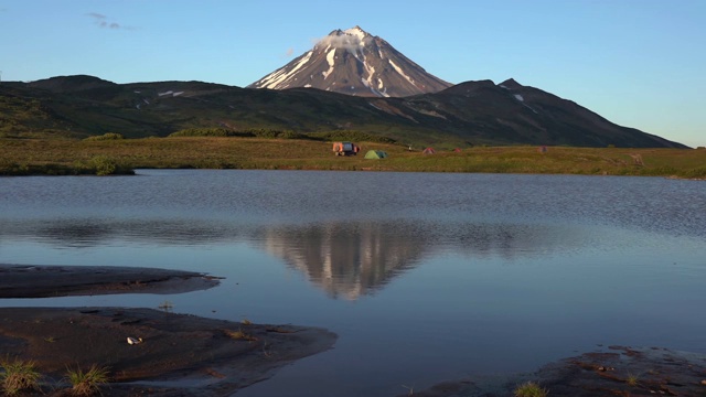 日落时令人惊叹的火山景观:高山在高山湖的反射视频素材