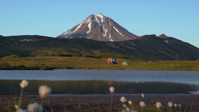 令人惊叹的山脉景观在日落:火山在高山湖的反射视频素材