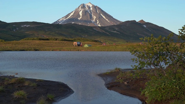 风景傍晚景观日落:锥火山在高山湖的反射视频素材