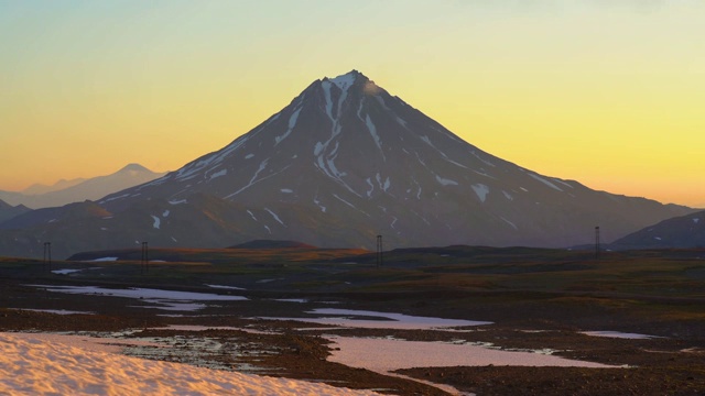 堪察加半岛日出时令人惊叹的火山景观。时间流逝视频素材