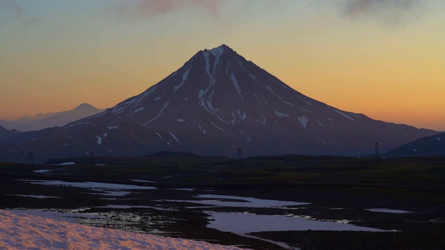 堪察加半岛日出时令人惊叹的早晨火山景观视频素材