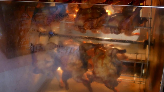快餐店里用电烤箱烤鸡。视频素材