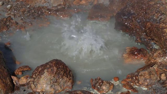 天然侵略性火山温泉溅起沸腾的矿泉水视频素材