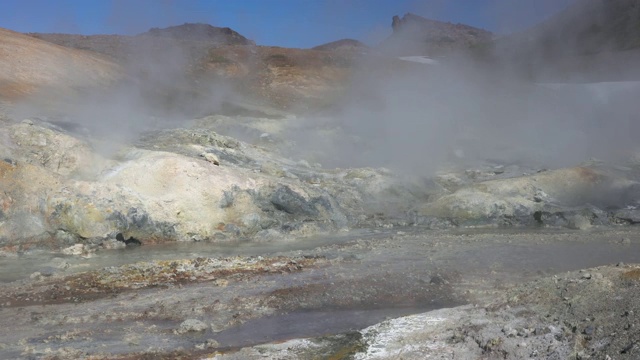 火山景观咄咄逼人的自然温泉，蒸汽被喷气口包围视频素材