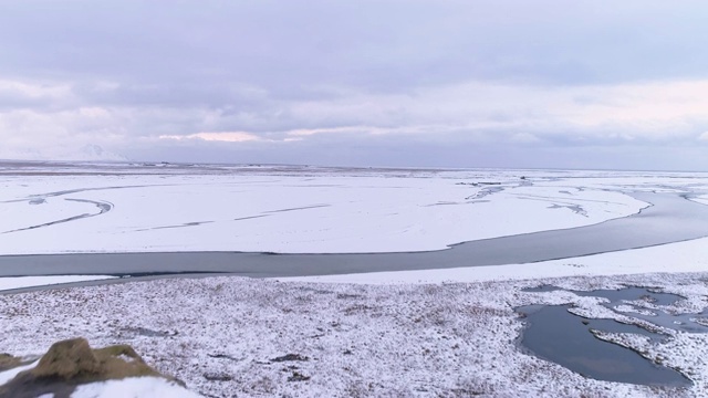 一对夫妇在冰岛白雪覆盖的山上露营视频素材