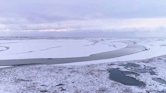 妇女露营在山上俯瞰遥远的，被雪覆盖的风景，冰岛视频素材