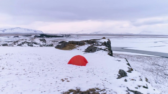 悬崖上的露营帐篷俯瞰着遥远的冰雪覆盖的风景，冰岛视频素材