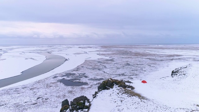 风景鸟瞰图露营帐篷悬崖俯瞰遥远的冰雪覆盖的景观，冰岛视频素材