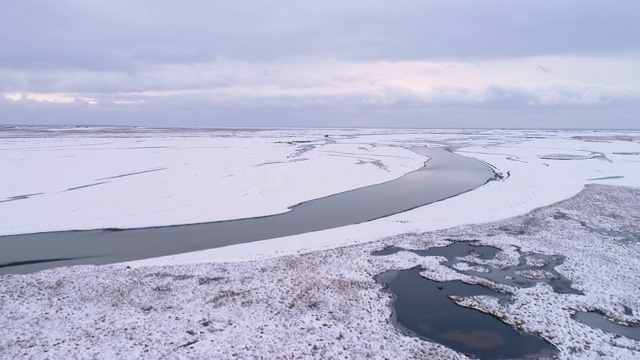 夫妇露营，享受广阔的风景冰雪覆盖的风景，冰岛视频素材