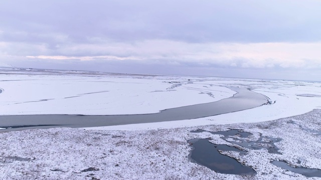 冰岛白雪覆盖的山顶上的风景帐篷视频素材