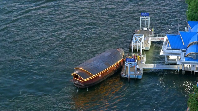 曼谷市一名游客在湄南河上乘船视频素材