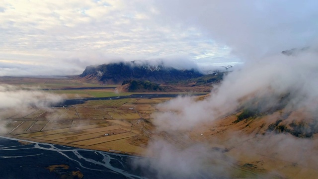 风景秀丽的云在山脉和风景，冰岛视频素材