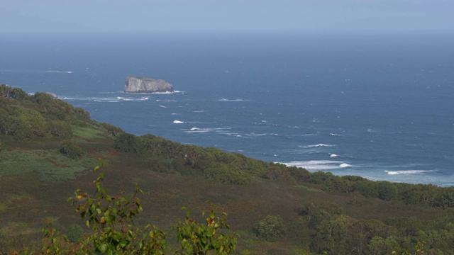 令人惊叹的太平洋海岸的海景:海浪在海洋，在秋天晴朗的一天视频素材