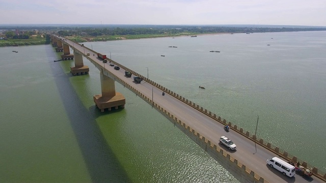 车辆在河上通过公路桥的空中静态视图视频素材