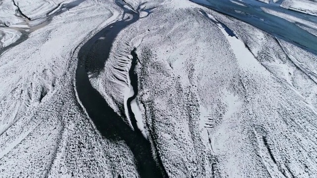 风景优美，冰雪覆盖的山地景观和水，冰岛视频素材