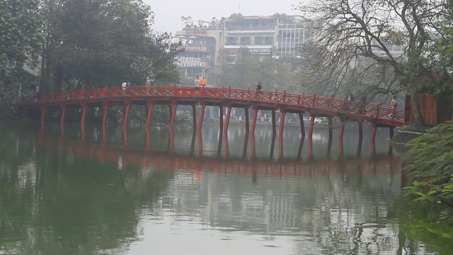 还剑湖红桥上的游客视频素材