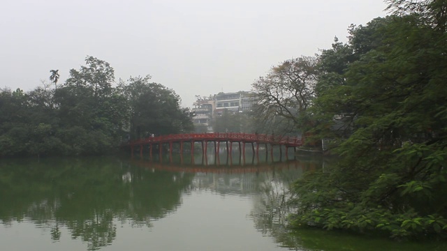 还剑湖红桥上的游客视频素材