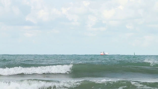 船在海上暴风中航行。大风把水滴吹出水面。视频素材