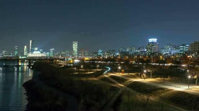 韩国第一个生态水上公园顺友道公园和友道中心的夜景视频素材