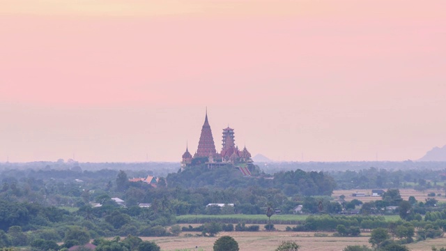 金色的大佛寺在山上或Wat Tham sua与接近日出在北碧，泰国视频素材