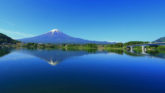 在川口湖光映照下的富士山时光流逝视频素材