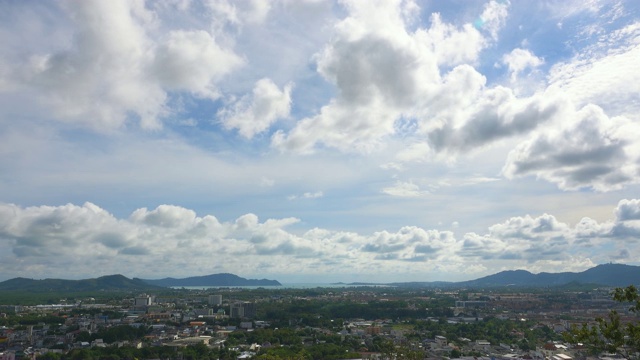 4K时间流逝:泰国普吉岛Khao Rang视点的普吉市天际线。视频素材