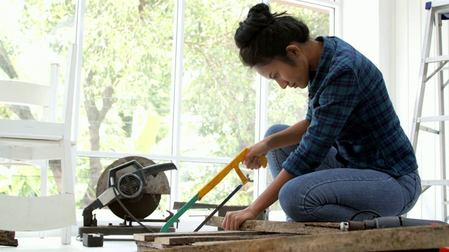 在家里组装家具的DIY女工。女性在干视频素材