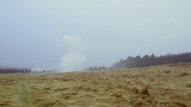 火山间歇泉喷发在遥远的风景，冰岛视频素材