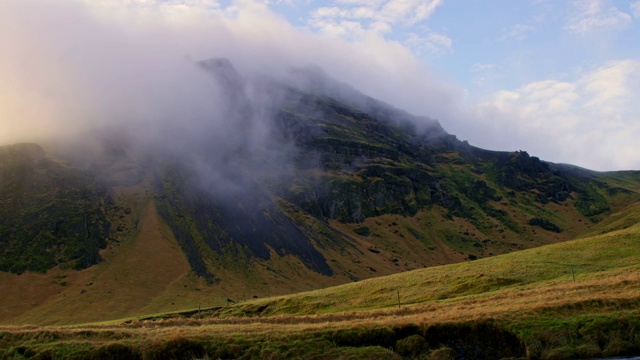 风景雾翻滚在崎岖的山，冰岛视频素材