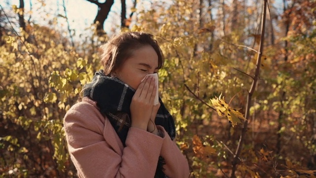 秋天里森林里的过敏女孩。视频素材