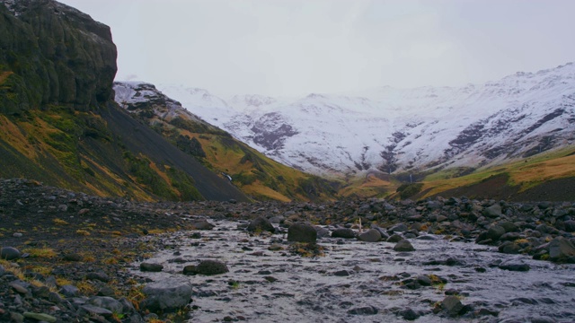 风景优美的山脉和崎岖的溪流，冰岛视频素材