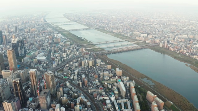 鸟瞰图的大阪市与许多摩天大楼在早上。大阪是日本第二大都市区大阪府的首府。视频素材