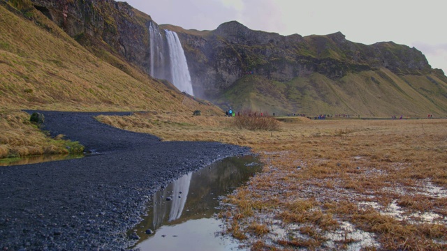 风景Seljalandsfoss瀑布在崎岖的悬崖，冰岛视频素材