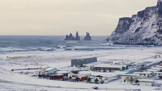 冰雪覆盖的小镇和海洋，冰岛视频素材