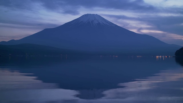 黄昏时富士山上的山中湖视频素材